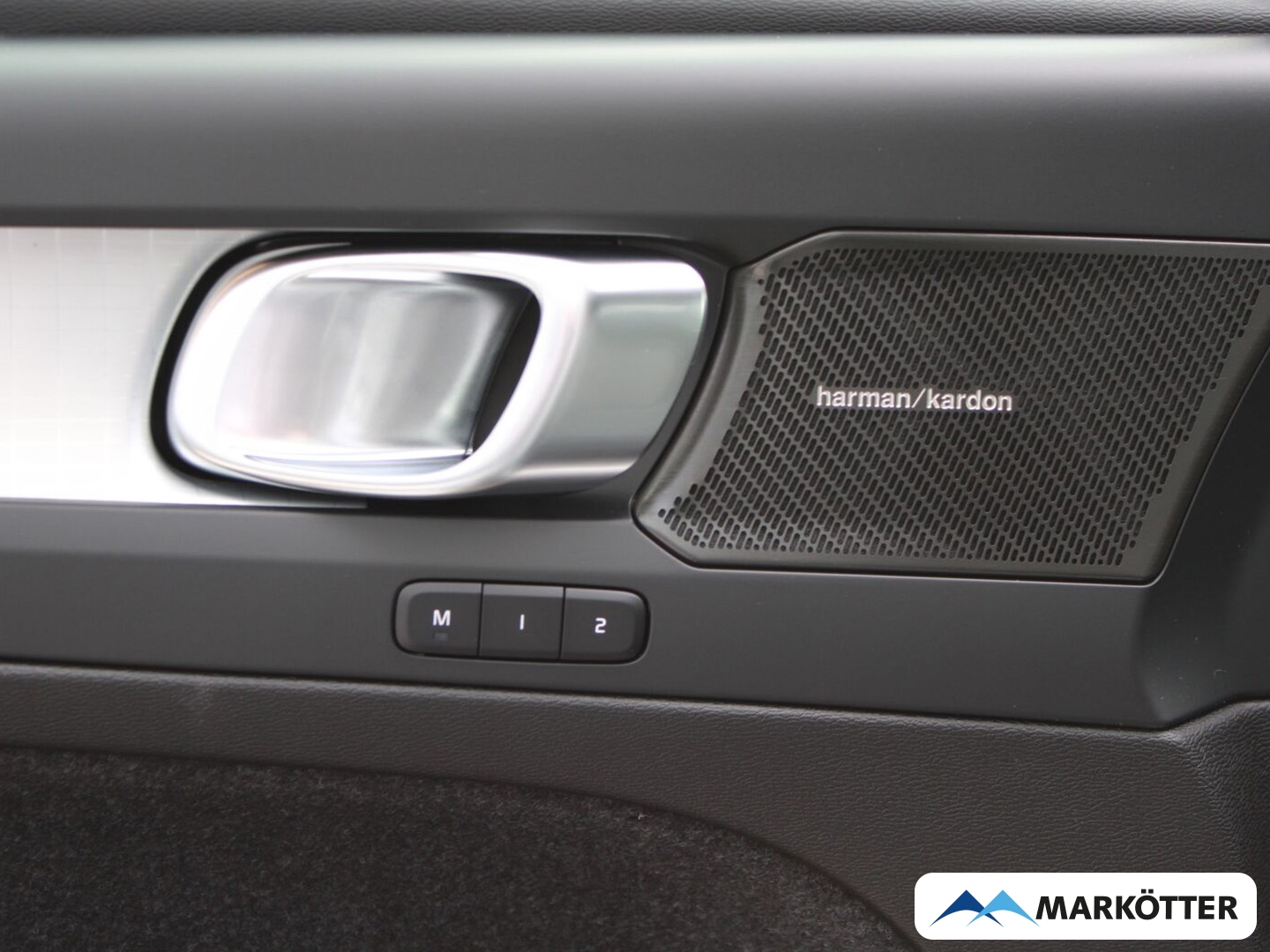Fahrzeugabbildung Volvo XC40 Plus Black Edition 2WD /SHZ+LHZ/360°CAM/H&K
