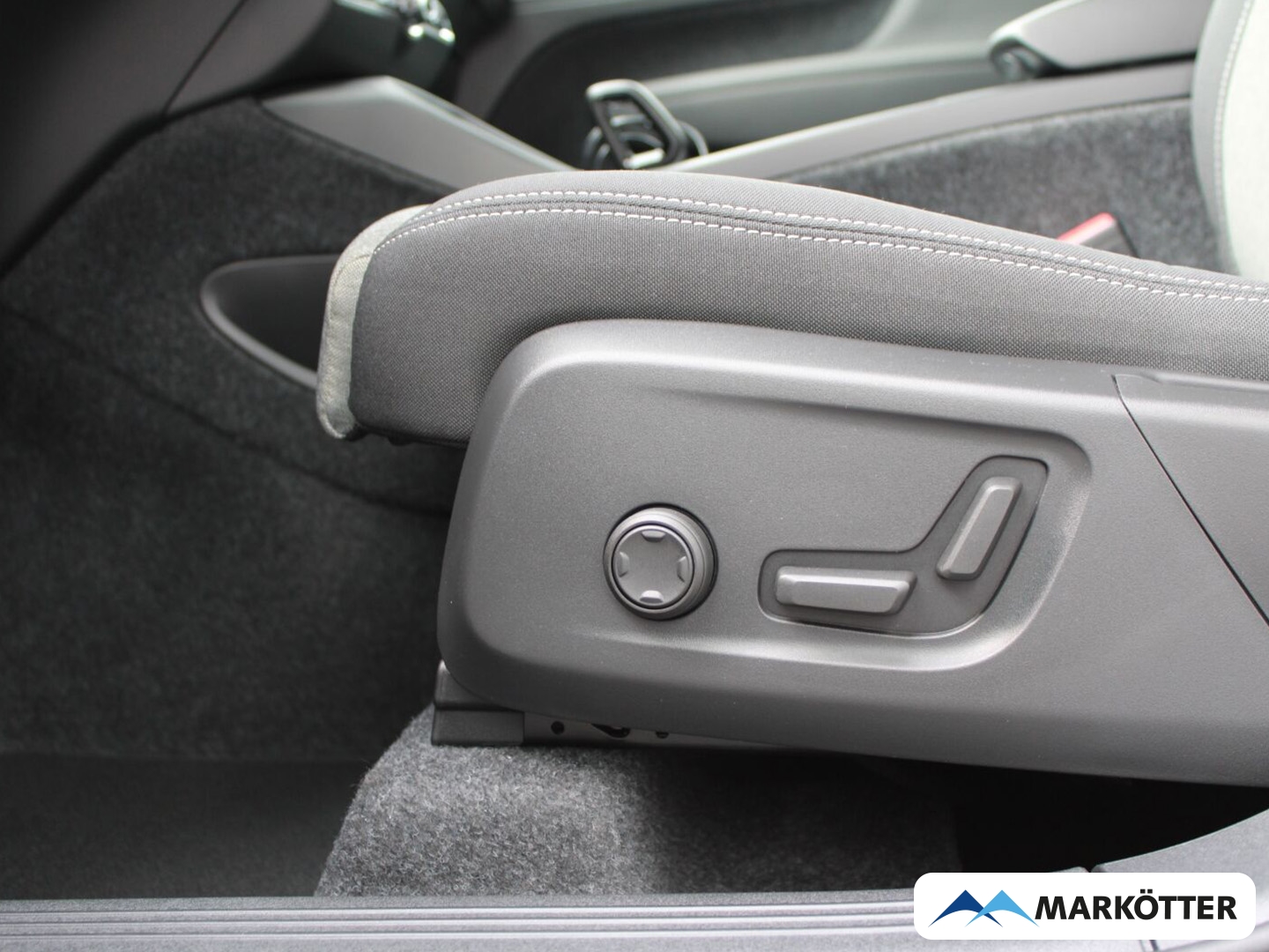 Fahrzeugabbildung Volvo XC40 Plus Black Edition 2WD /SHZ+LHZ/360°CAM/H&K
