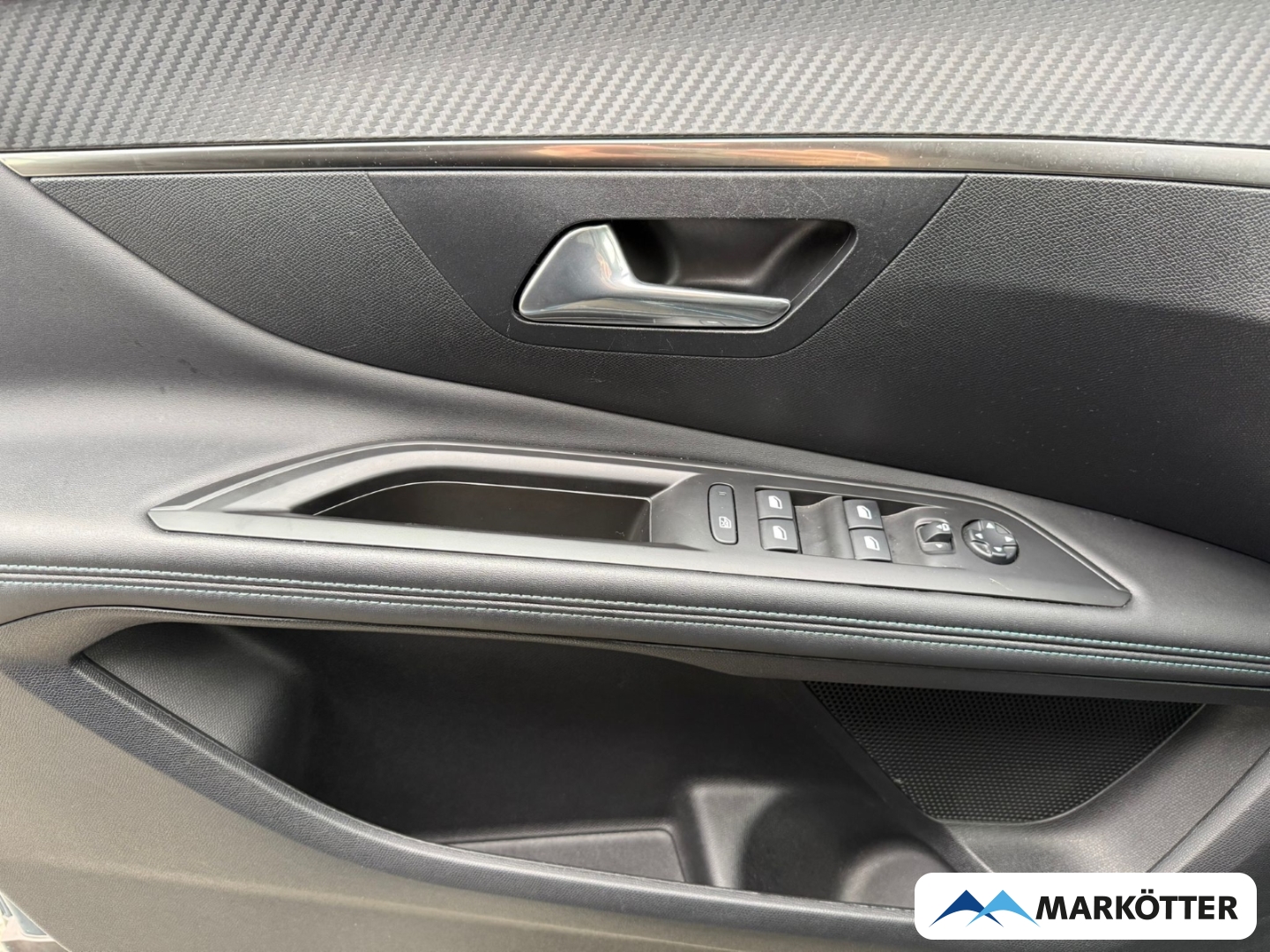 Fahrzeugabbildung Peugeot 3008 Hybrid 225 Allure SHZ/TEMP/CRPLY/NAV/BLIS