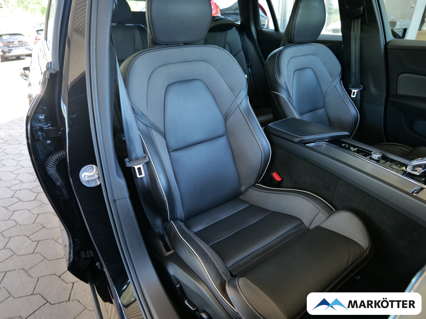 Fahrzeugabbildung Volvo V60 B4 Plus Dark AHK/STHZ/BLIS/360CAM/Google