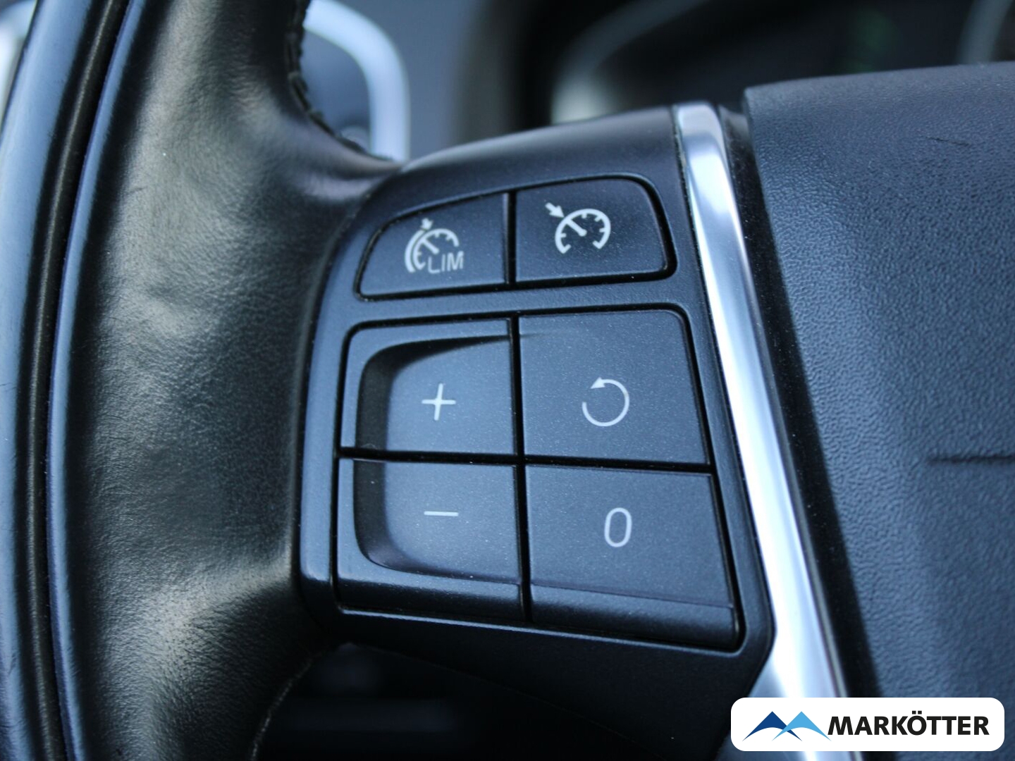 Fahrzeugabbildung Volvo V60 Kombi Momentum/PDC/AHK/NAVI/