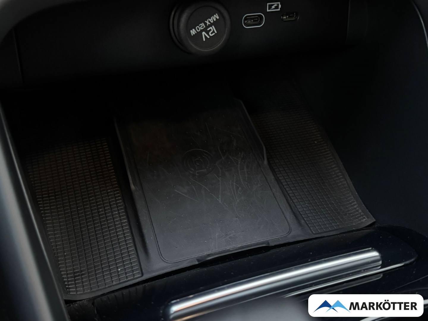 Fahrzeugabbildung Volvo XC40 Core Recharge Pure AWD SHZ/LKHZ/CAM/AHK/TEMP