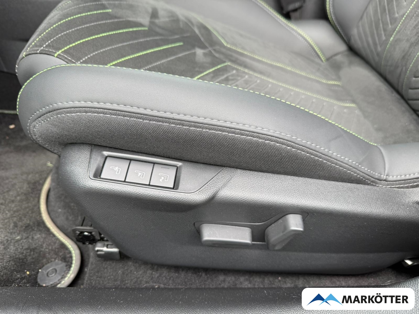Fahrzeugabbildung Peugeot 208 GT Hybrid 136 ACC/BLIS/CAM/SHZ/ALCANTARA