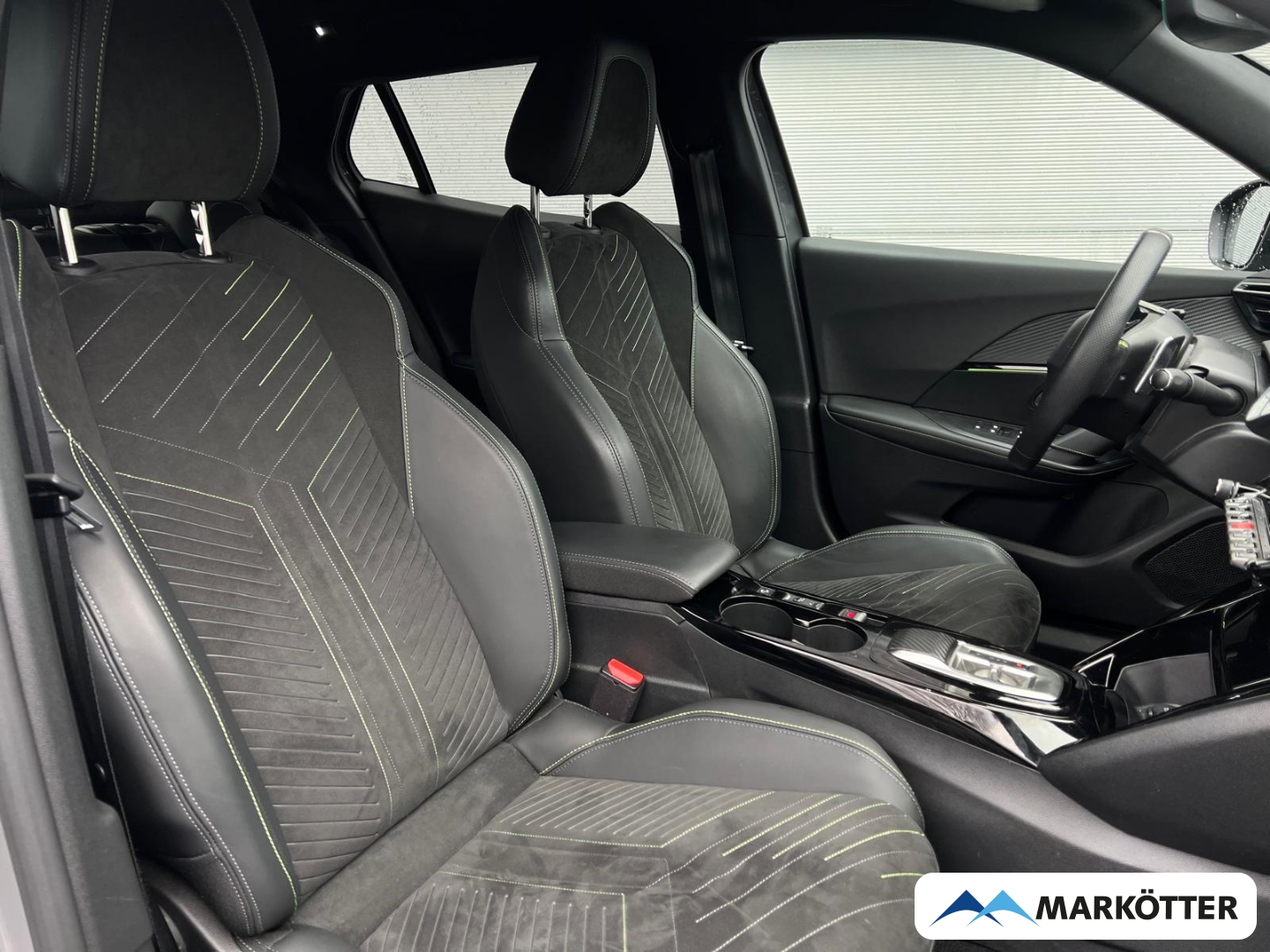 Fahrzeugabbildung Peugeot 2008 GT PureTech 130 ALCANTARA/SHZ/TEMP/MSGE/CAM