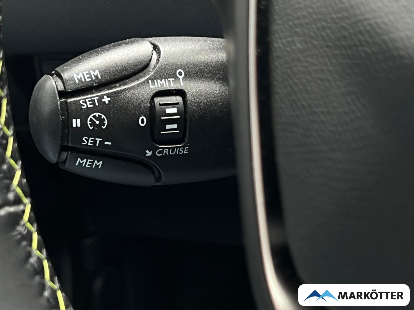Fahrzeugabbildung Peugeot 2008 GT PureTech 130 ALCANTARA/SHZ/TEMP/MSGE/CAM