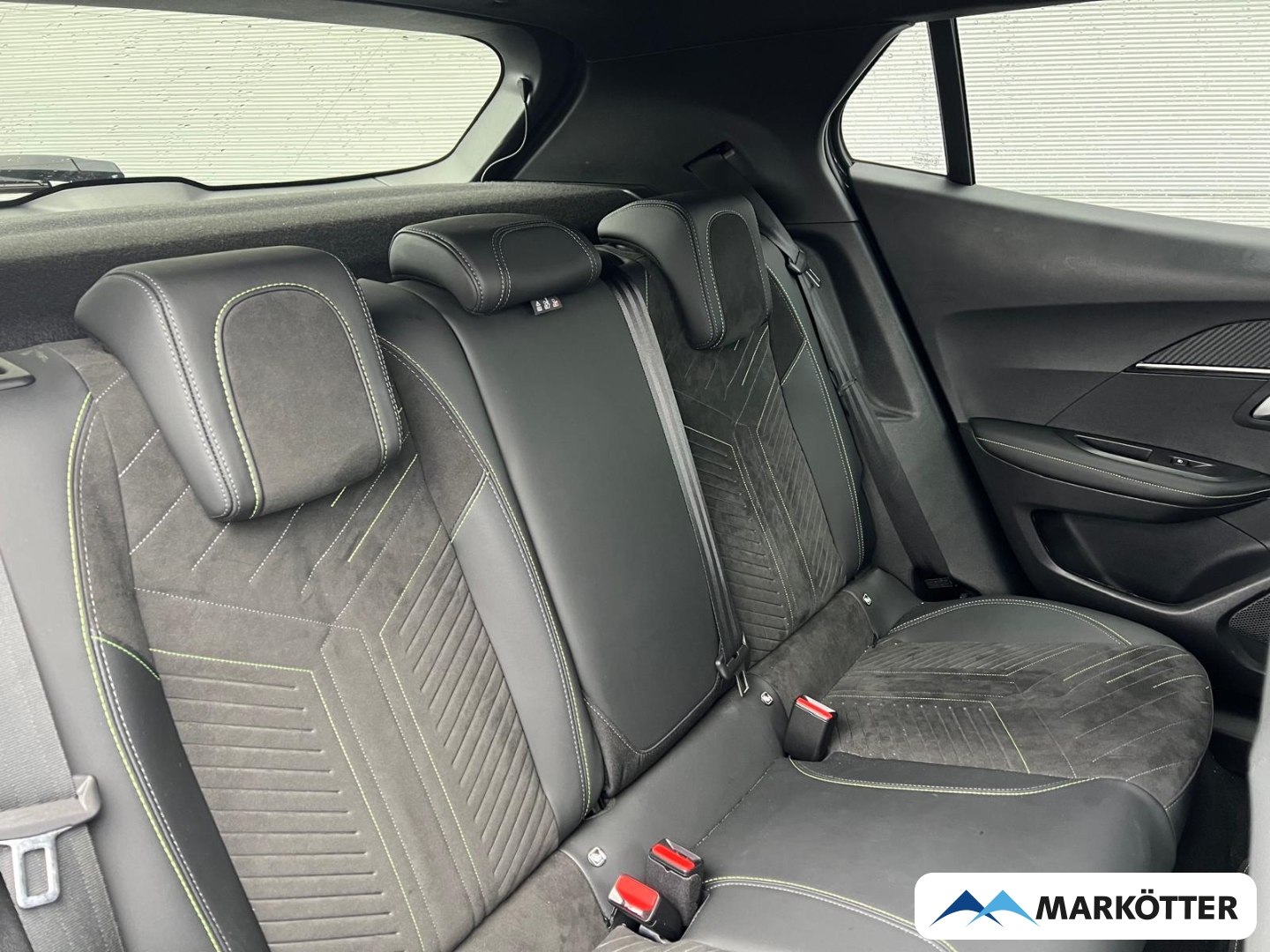 Fahrzeugabbildung Peugeot 2008 GT PureTech 130 ALCANTARA/SHZ/TEMP/MSGE/CAM