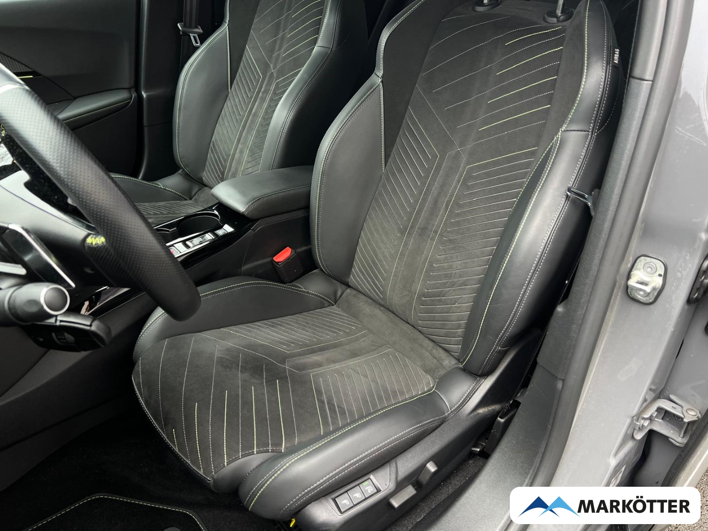 Fahrzeugabbildung Peugeot 2008 GT PureTech 130 ALCANTARA/SHZ/TEMP/MSGE/CAM
