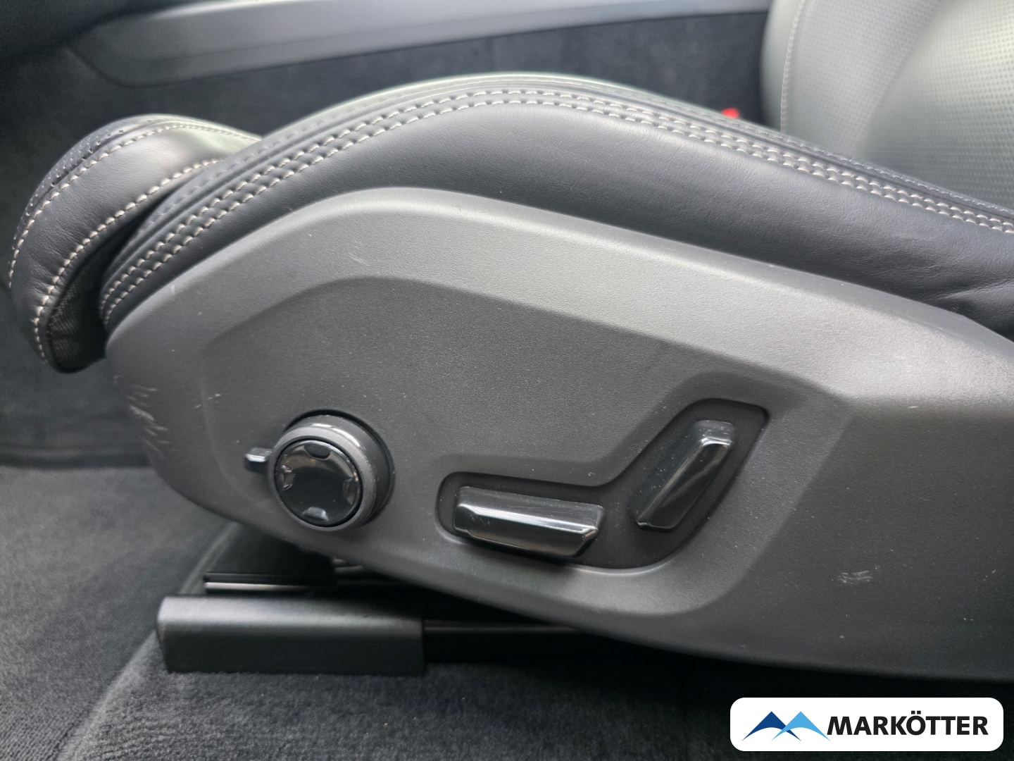 Fahrzeugabbildung Volvo XC60 T8 AWD Ultra Black Edition AHK/AD/360°/HUD