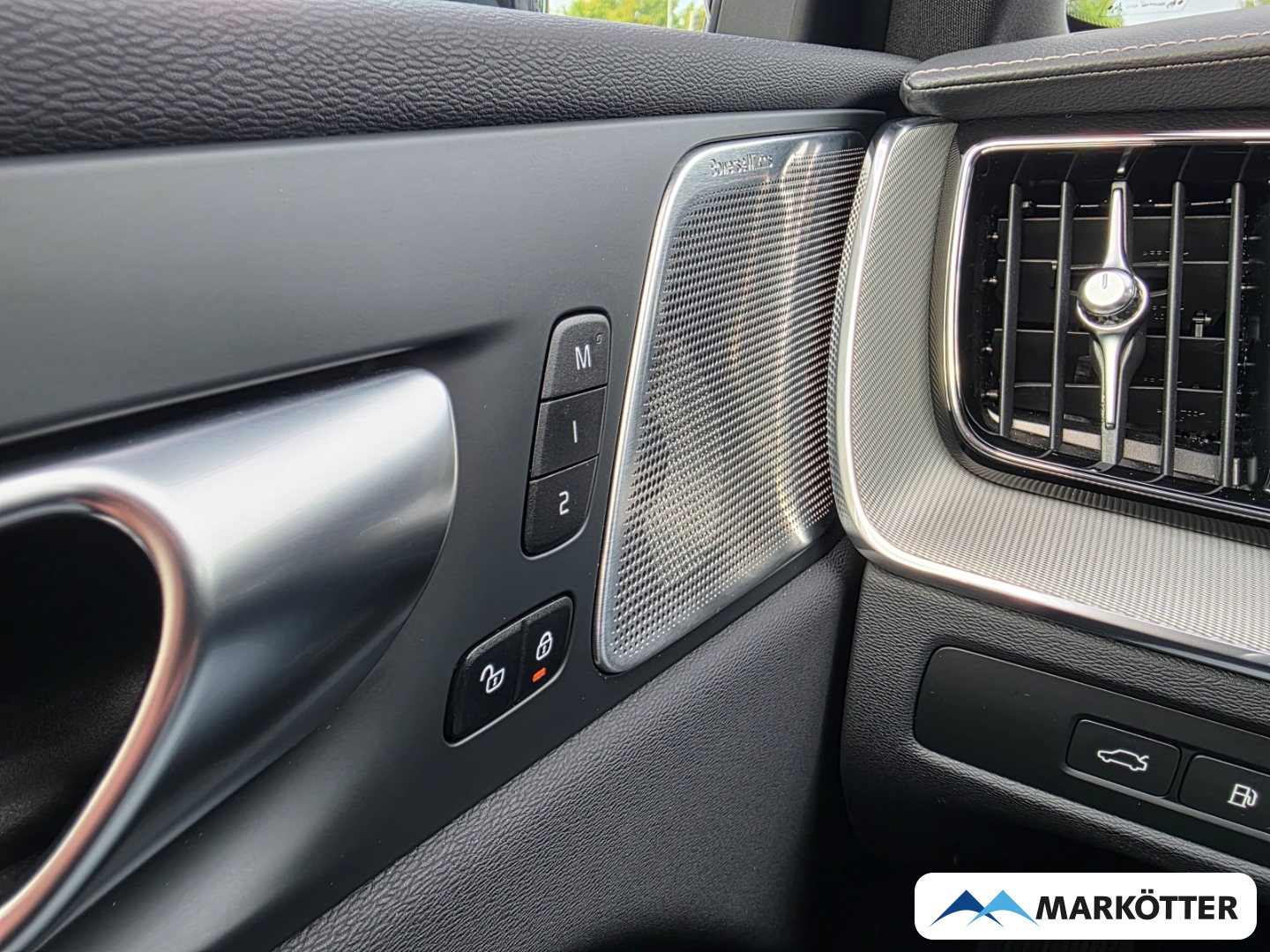 Fahrzeugabbildung Volvo XC60 T8 AWD Ultra Black Edition AHK/AD/360°/HUD