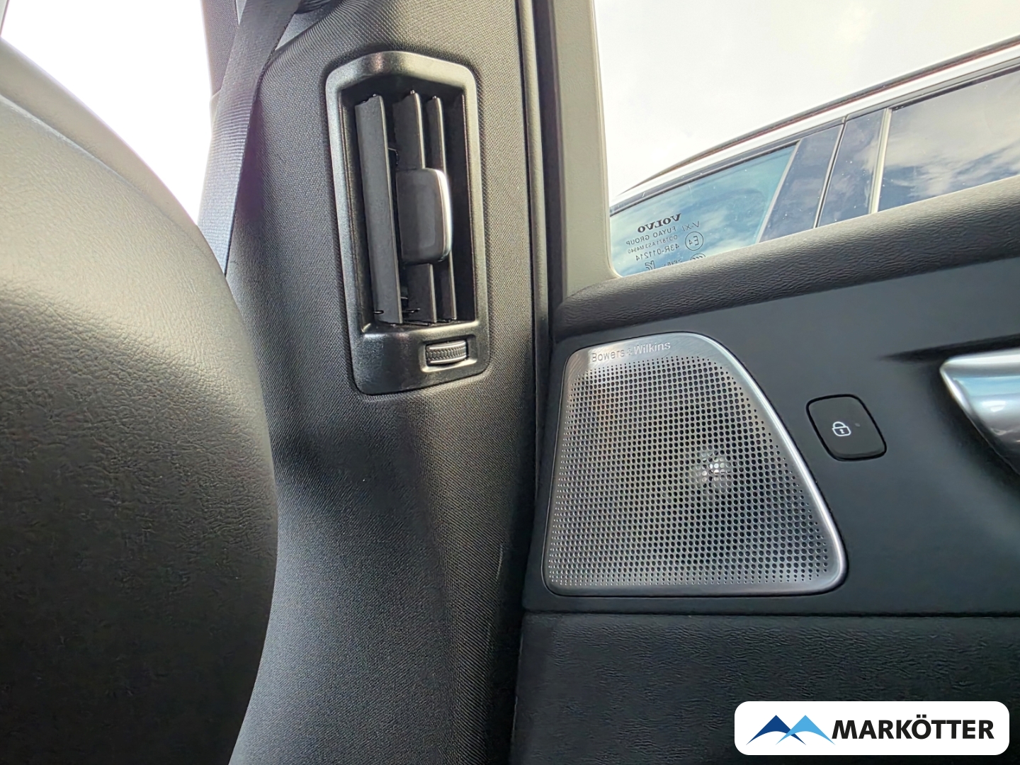 Fahrzeugabbildung Volvo XC60 T8 AWD Ultra Black Edition AHK/AD/360°/HUD