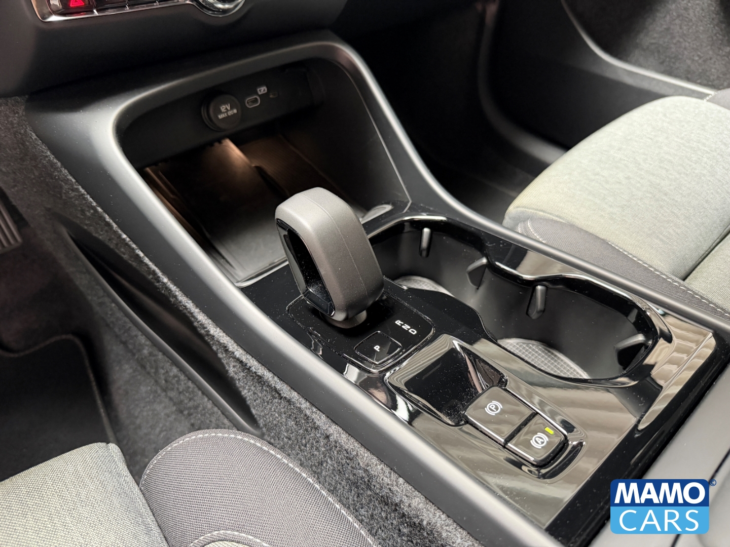 Fahrzeugabbildung Volvo XC40 B4 Plus Black Edition ACC/BLIS/360°/H&K/STHZ