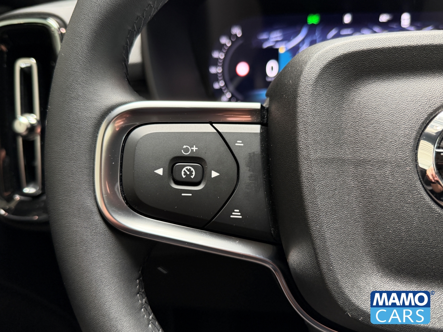 Fahrzeugabbildung Volvo XC40 B4 Plus Black Edition ACC/BLIS/360°/H&K/STHZ
