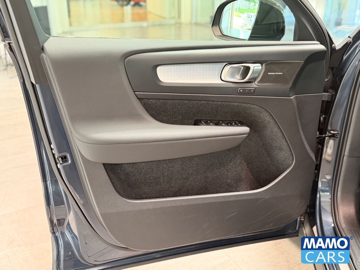 Fahrzeugabbildung Volvo XC40 B4 Plus Black Edition ACC/BLIS/360°/H&K/STHZ