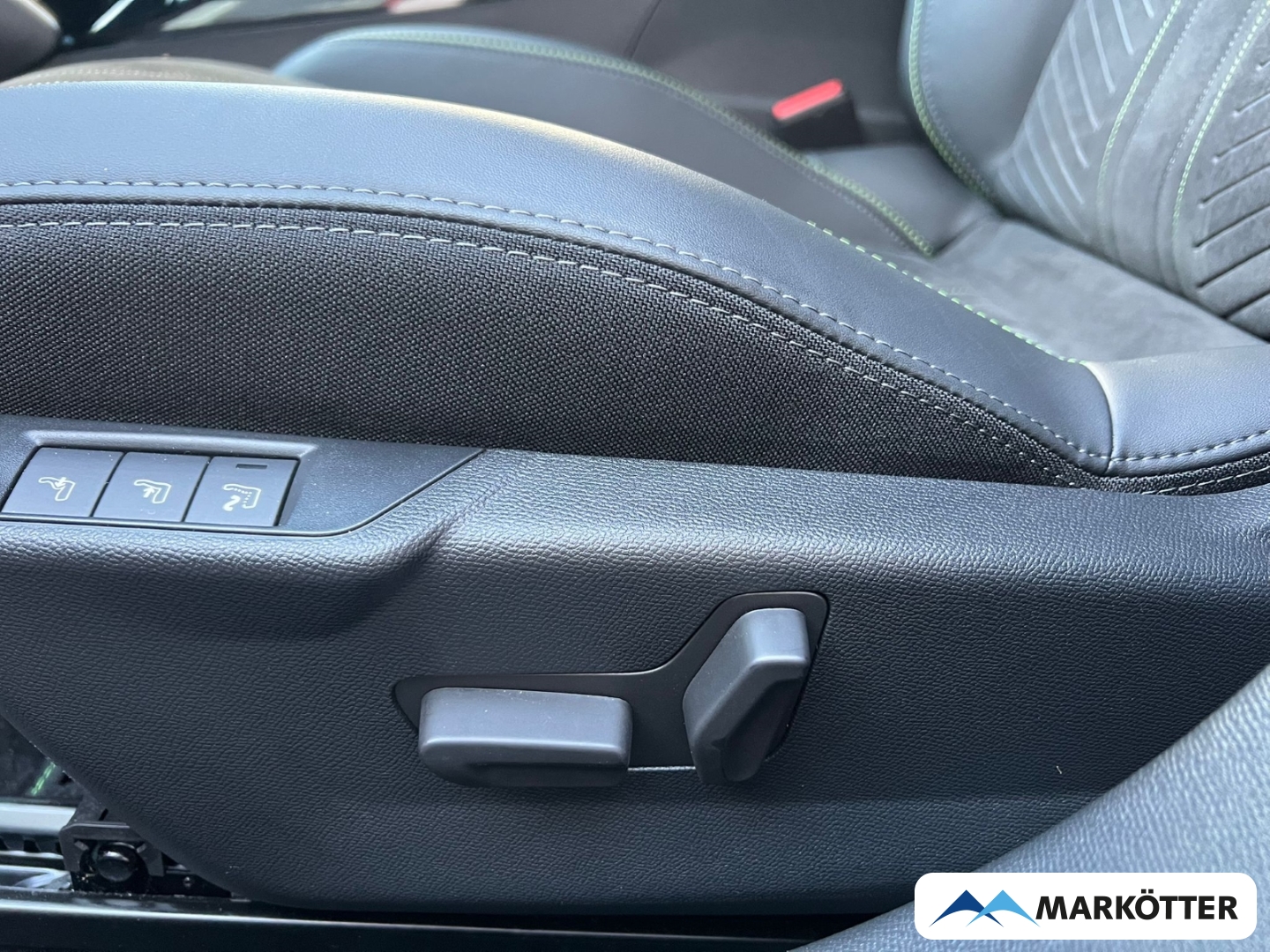 Fahrzeugabbildung Peugeot 2008 GT 1,2PureTech, SH/Massagesitze/CAM360°/BLIS/