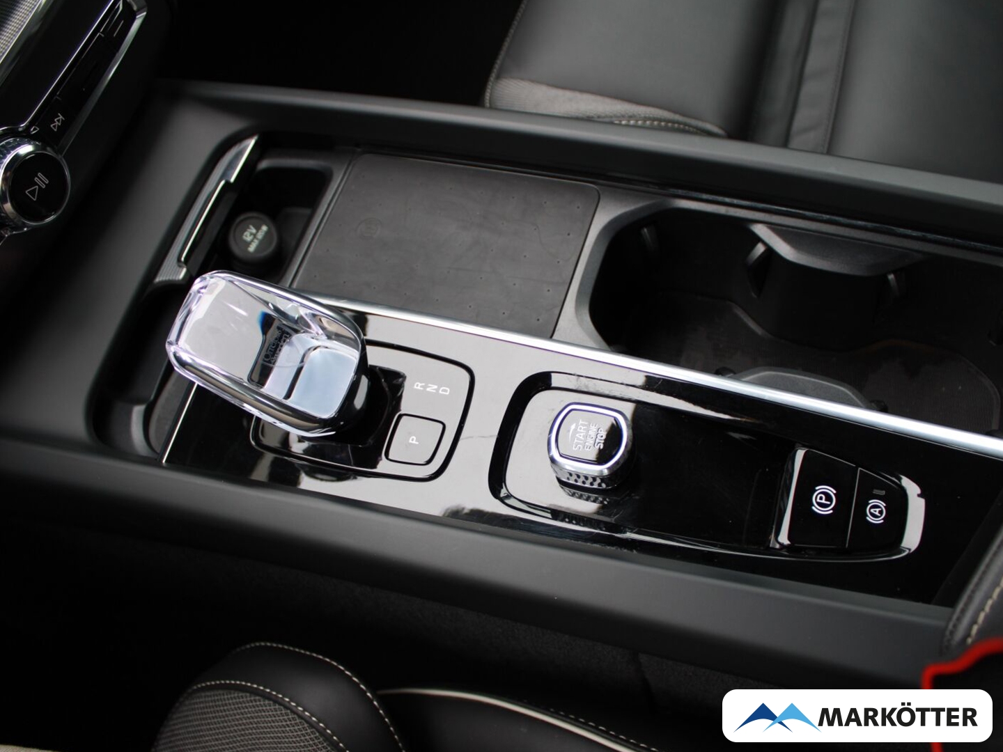 Fahrzeugabbildung Volvo XC60 Plus Black Edition AWD LHZ/NAVI/BLIS/AHK