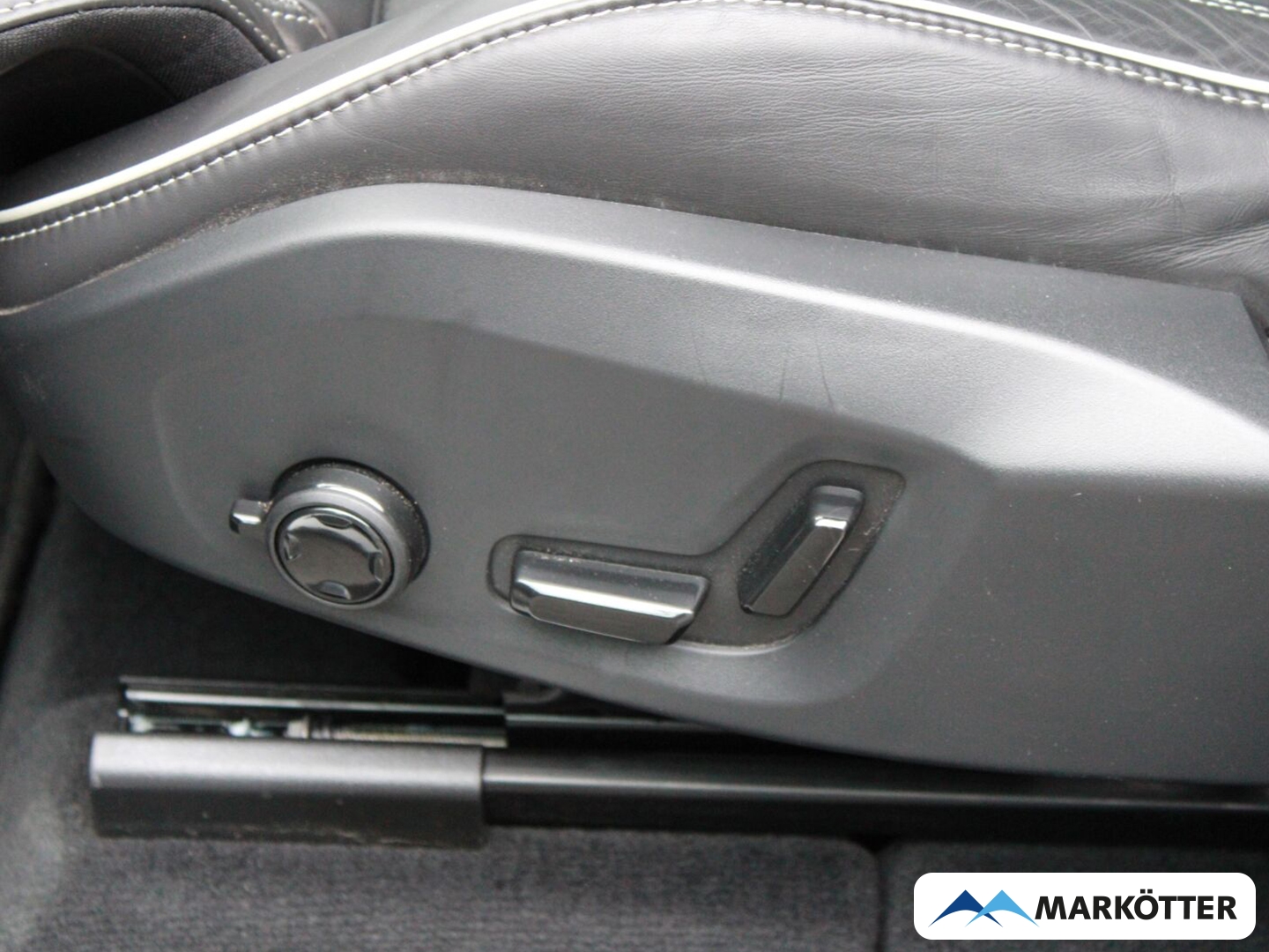 Fahrzeugabbildung Volvo XC60 Plus Black Edition AWD LHZ/NAVI/BLIS/AHK