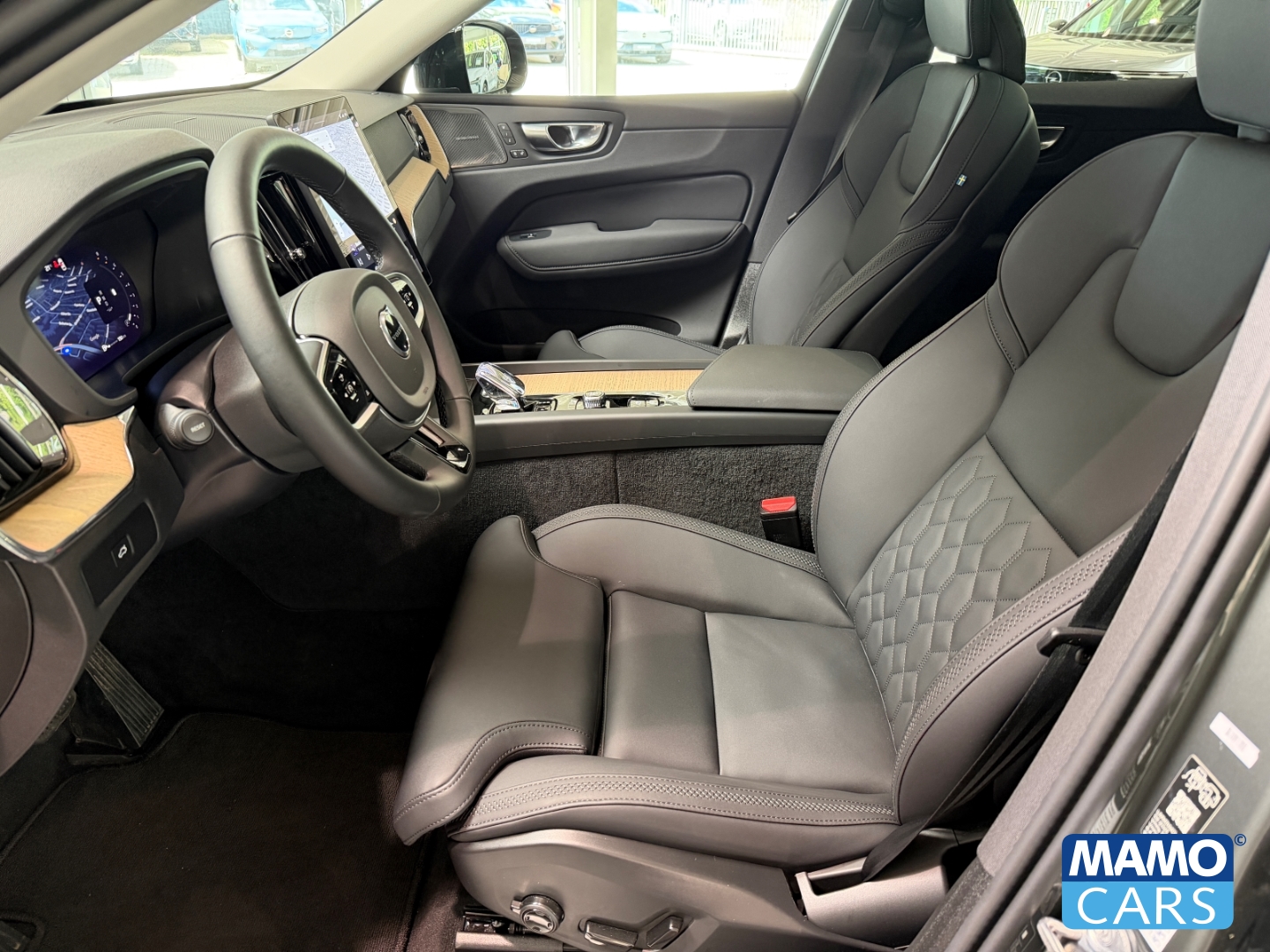 Fahrzeugabbildung Volvo XC60 B5 FACELIFT Plus Dark ACC/BLIS/HUD/PANO/360°