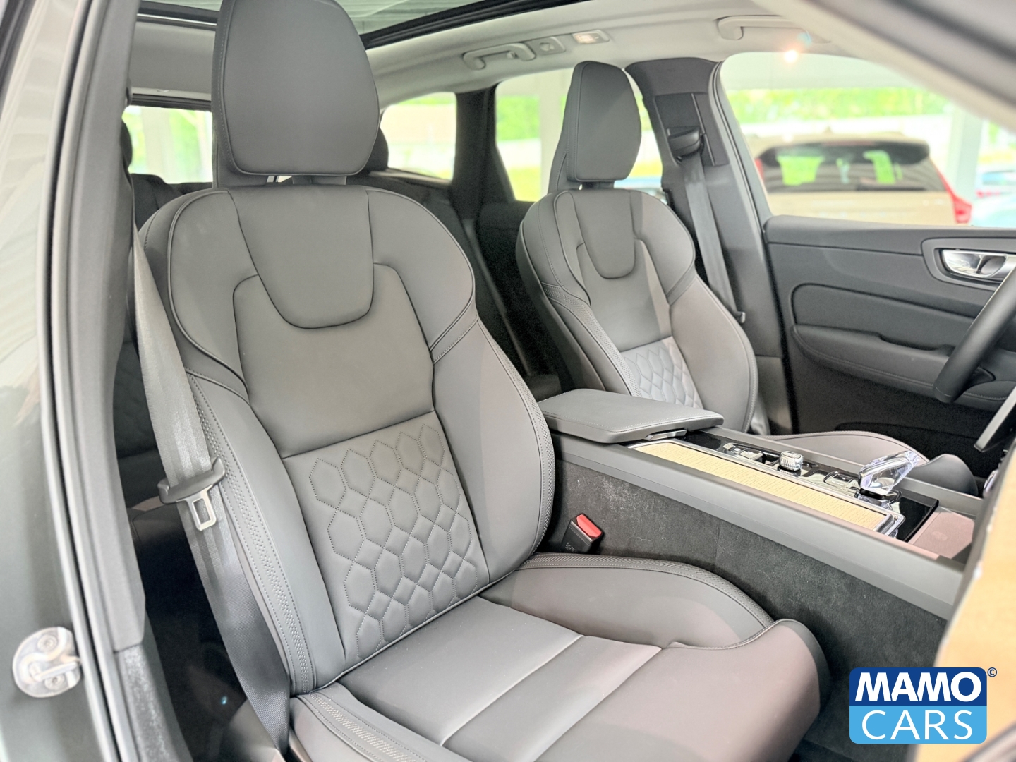 Fahrzeugabbildung Volvo XC60 B5 FACELIFT Plus Dark ACC/BLIS/HUD/PANO/360°