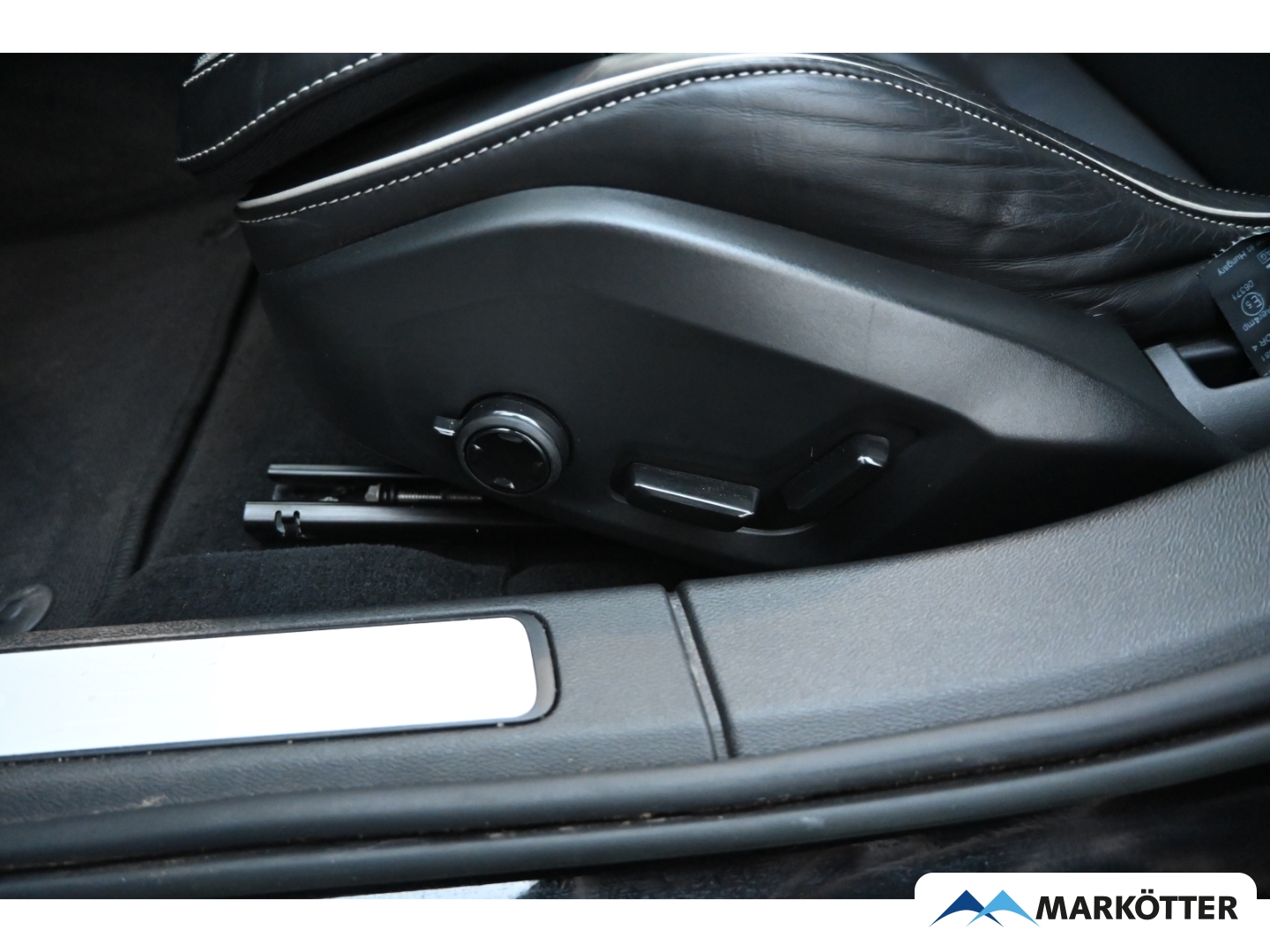 Fahrzeugabbildung Volvo V60 Ultimate Dark ACC/AHK/HuD/H&K/Panoramadach