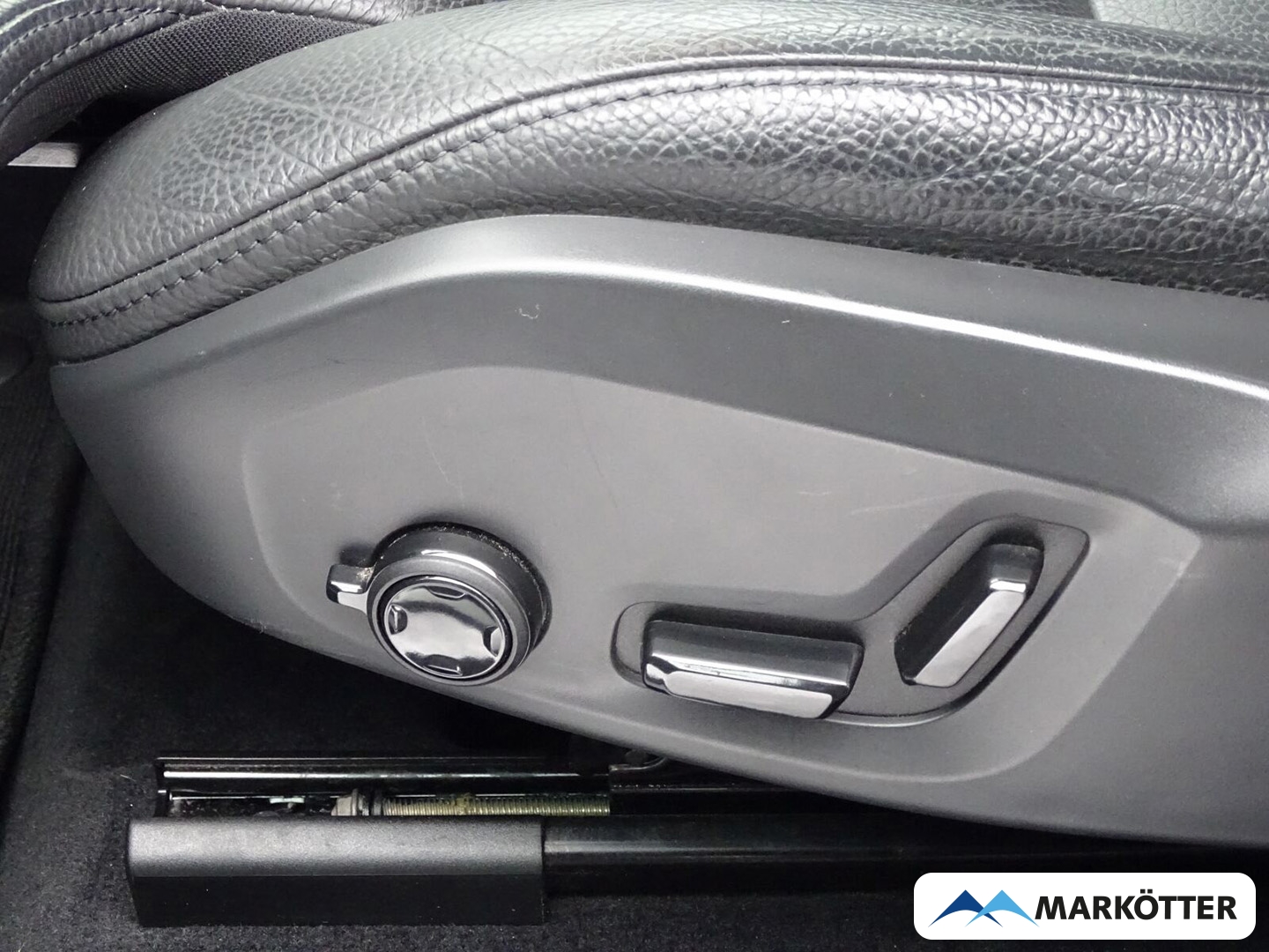 Fahrzeugabbildung Volvo XC60 PHEVEU6d Ultimate Dark Recharge Plug-In Hybrid AWD T8 Twin Engine PHEV EU6d