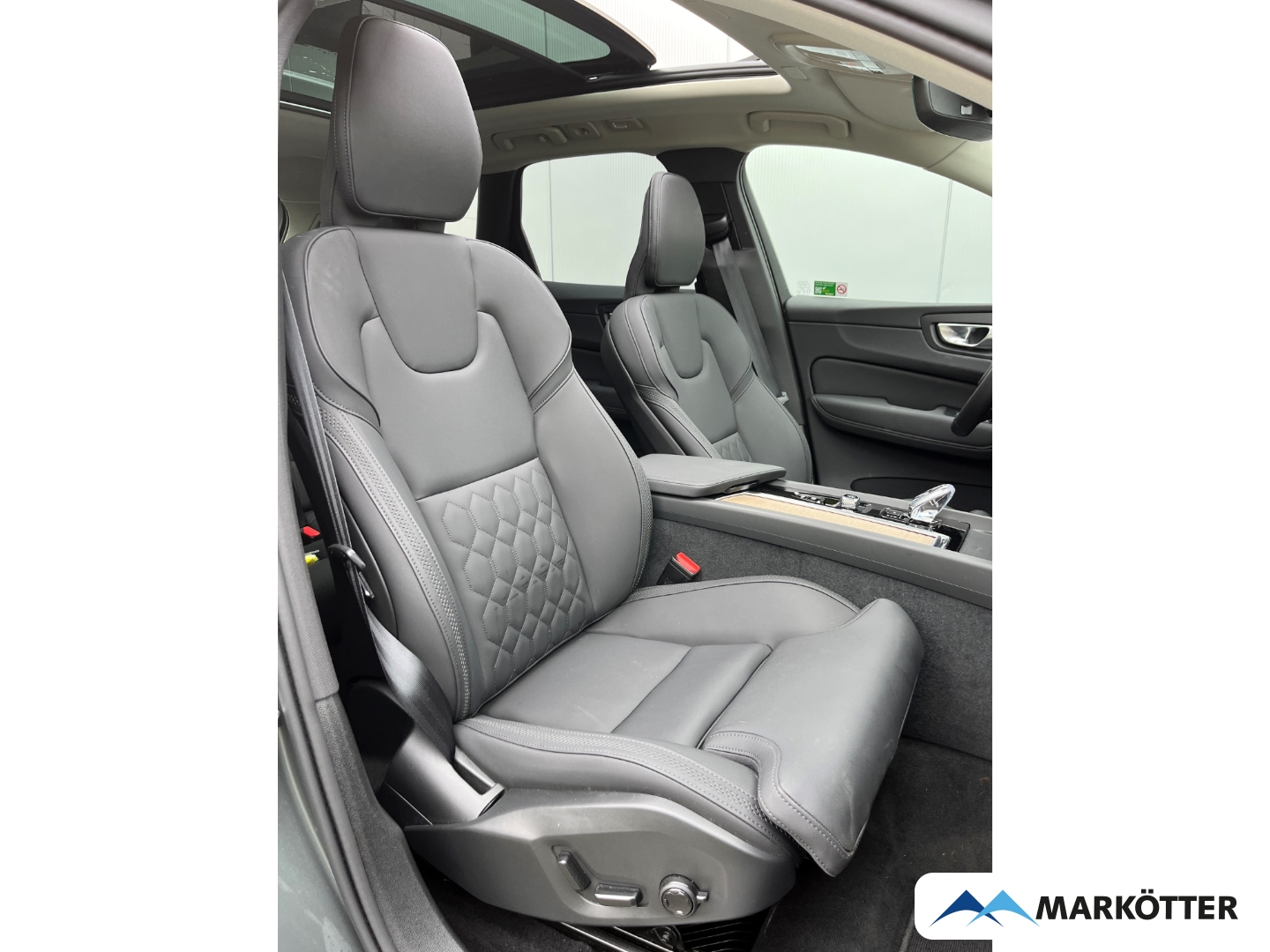 Fahrzeugabbildung Volvo XC60 B5 AWD Plus Dark ACC/HuD/360°/FACELIFT/S-Dach