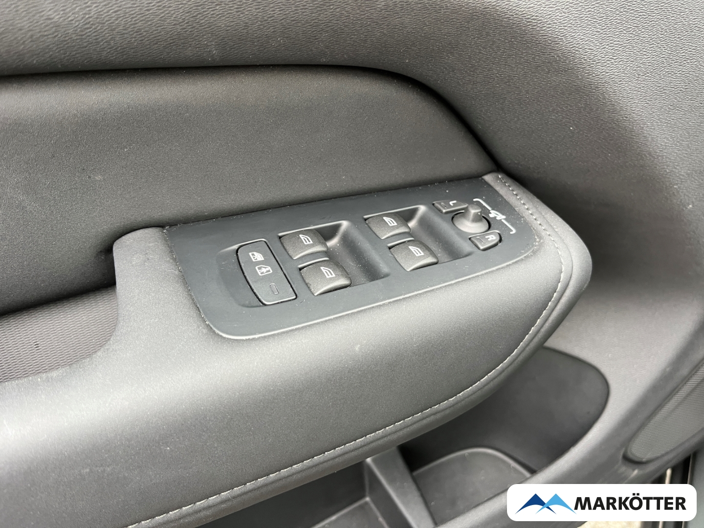 Fahrzeugabbildung Volvo XC60 B5 AWD Plus Dark ACC/HuD/360°/FACELIFT/S-Dach