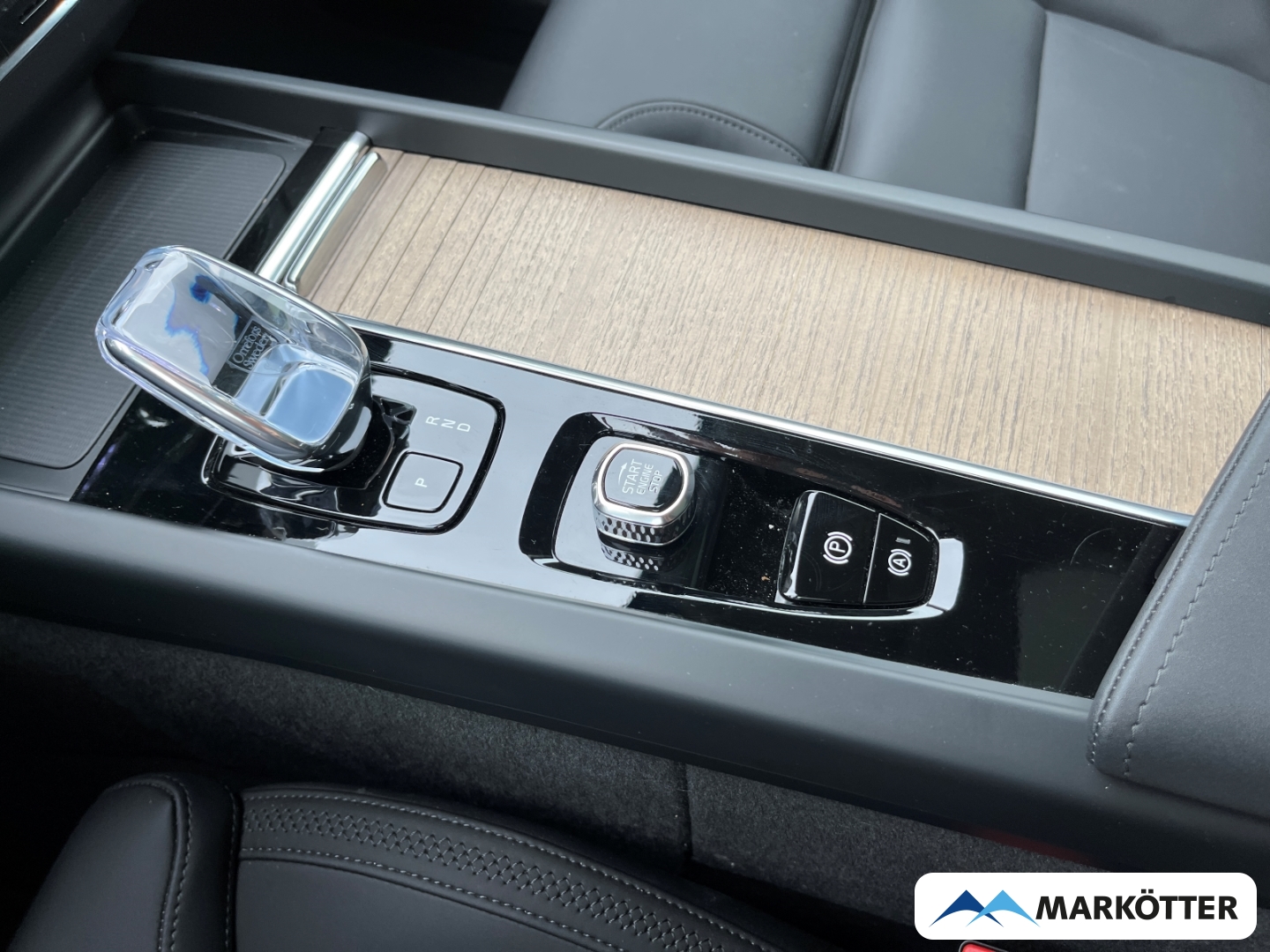 Fahrzeugabbildung Volvo XC60 B5 AWD Plus Dark ACC/HuD/360°/FACELIFT/S-Dach
