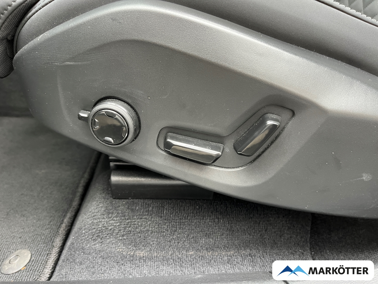 Fahrzeugabbildung Volvo XC60 B5 AWD Plus Dark ACC/HuD/360°/FACELIFT/S-Dach