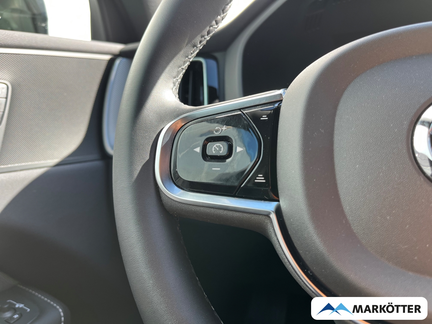 Fahrzeugabbildung Volvo XC60 T6 AWD Recharge Plus Dark ACC/StandH/Pano