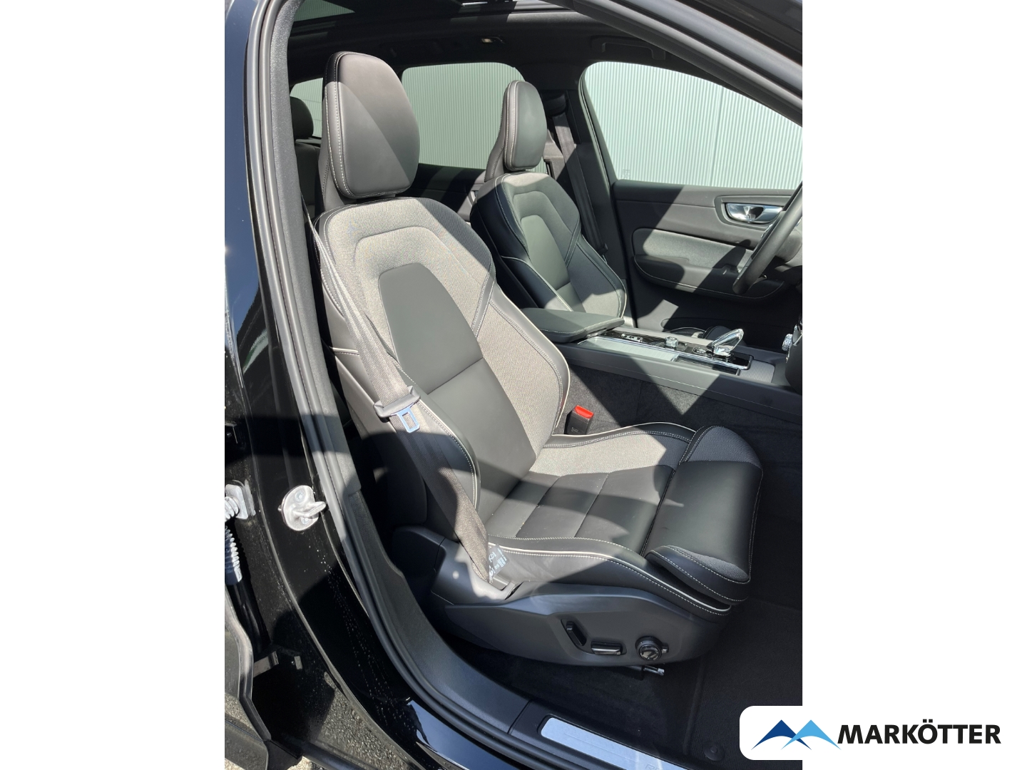 Fahrzeugabbildung Volvo XC60 T6 AWD Recharge Plus Dark ACC/StandH/Pano