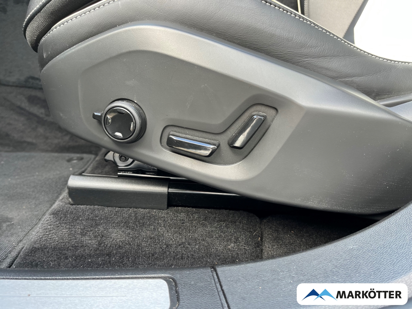 Fahrzeugabbildung Volvo XC60 T6 AWD Recharge Plus Dark ACC/StandH/Pano