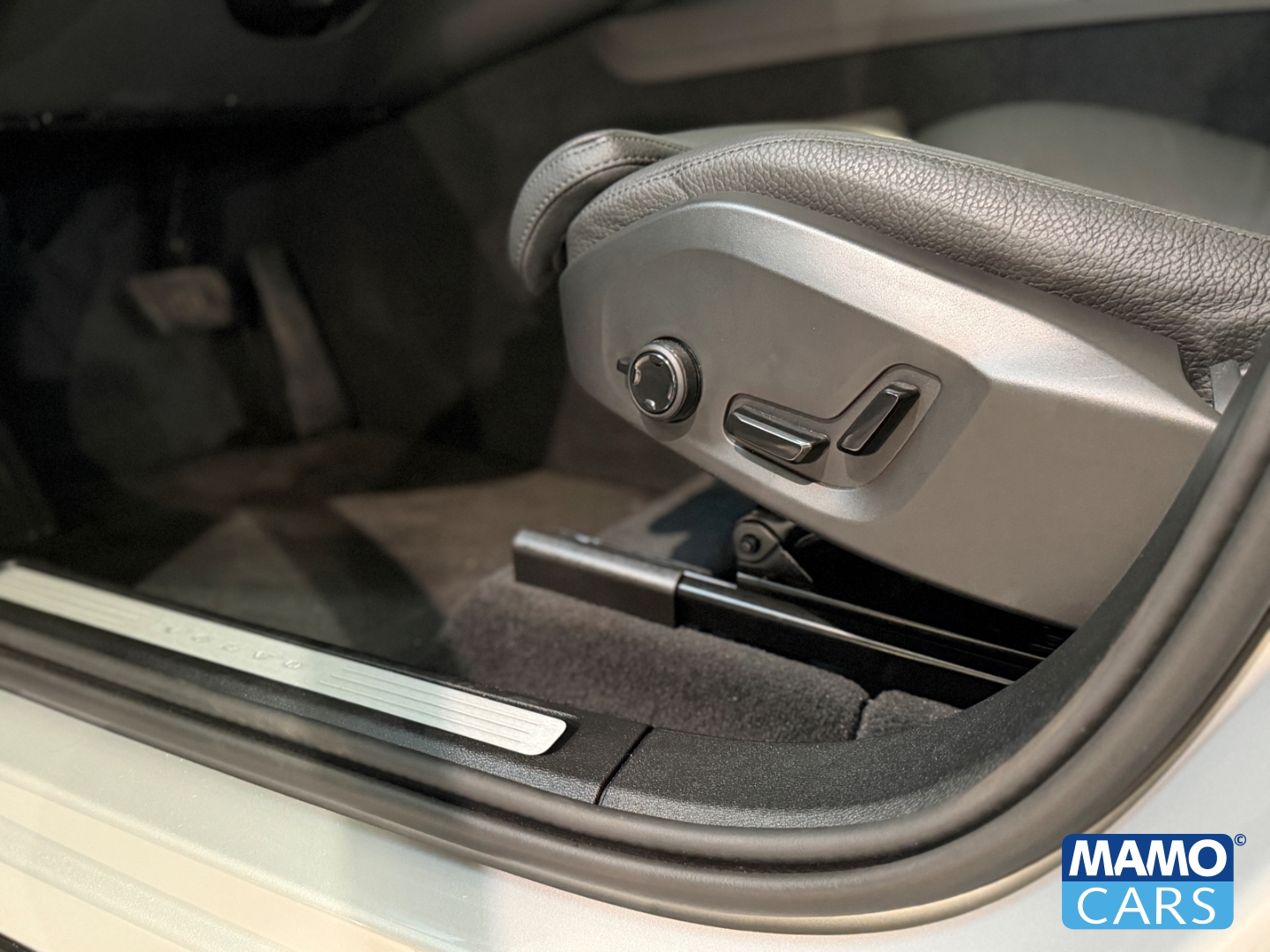 Fahrzeugabbildung Volvo XC60 B5 Ultra Dark ACC/BLIS/HUD/360°/H&K/PANO