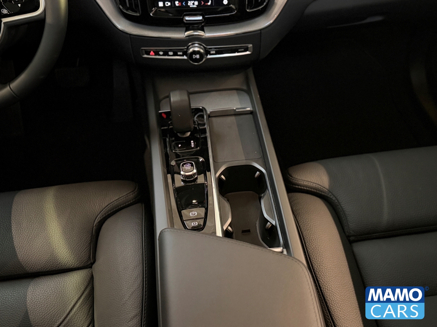 Fahrzeugabbildung Volvo XC60 B5 Ultra Dark ACC/BLIS/HUD/360°/H&K/PANO