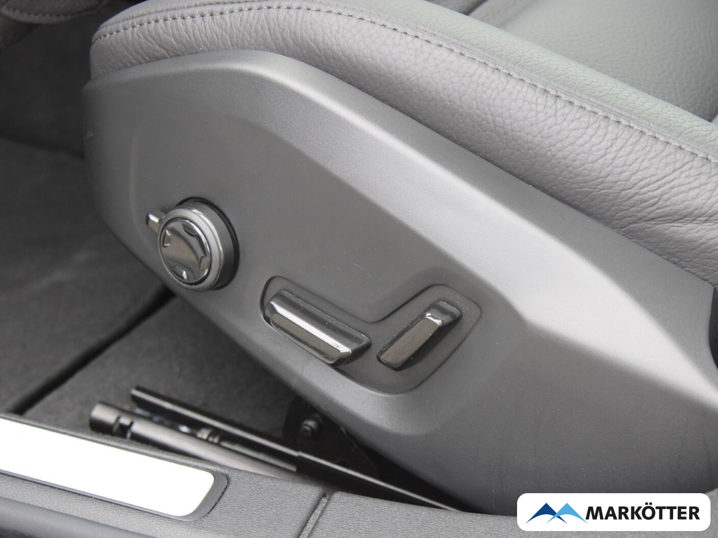 Fahrzeugabbildung Volvo V60 T6 Plus Dark AWD/360 Grad/PANO/4x SHZ/LHZ/LED