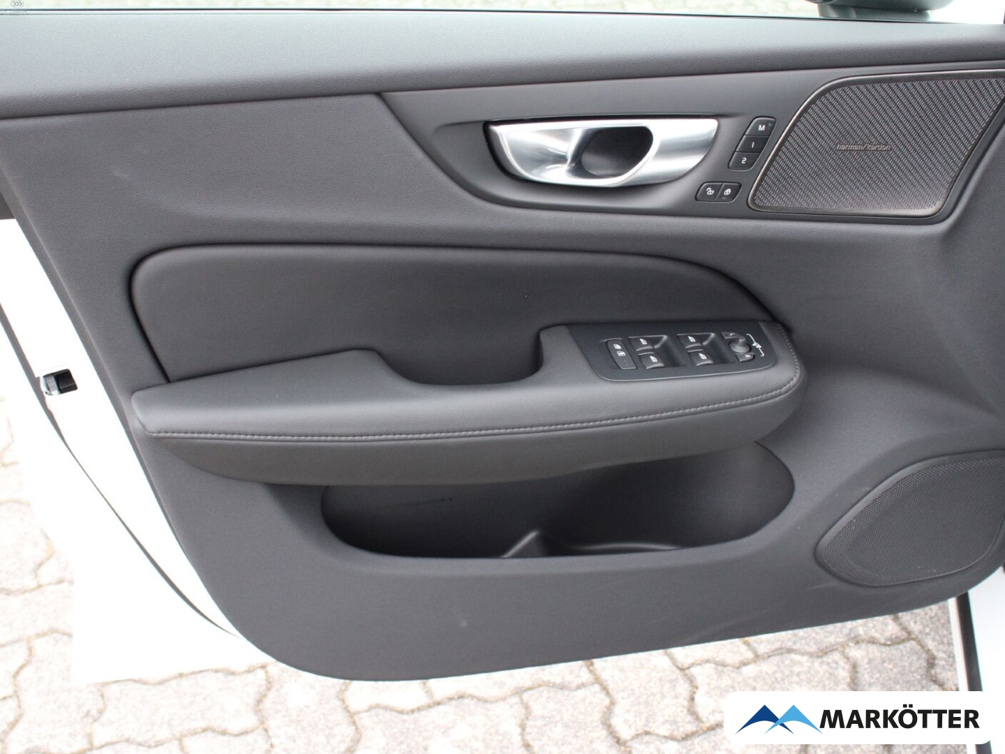 Fahrzeugabbildung Volvo V60 T6 Plus Dark AWD/360 Grad/PANO/4x SHZ/LHZ/LED