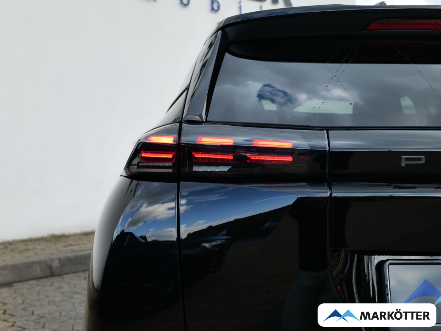 Fahrzeugabbildung Peugeot 2008 1.2 Hybrid 145 Allure Black Apple/LED/Sitzhz