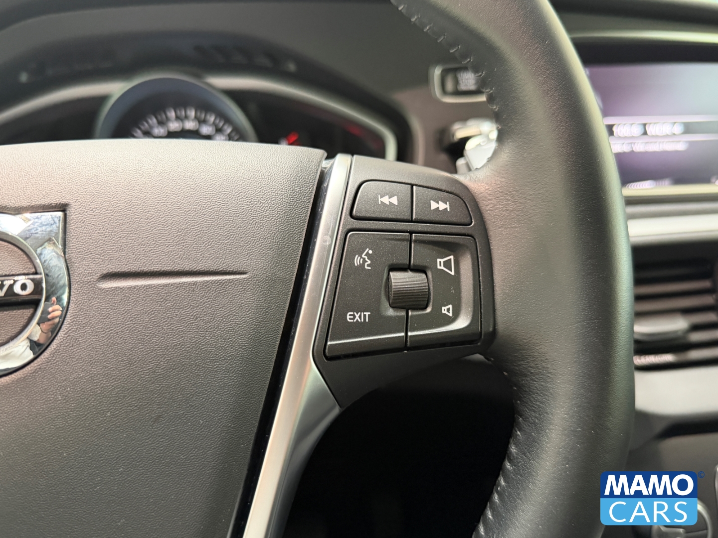 Fahrzeugabbildung Volvo V40 T3 Momentum AHK/SHZ/FSH/CAM/NAVI/LED/KLIMA