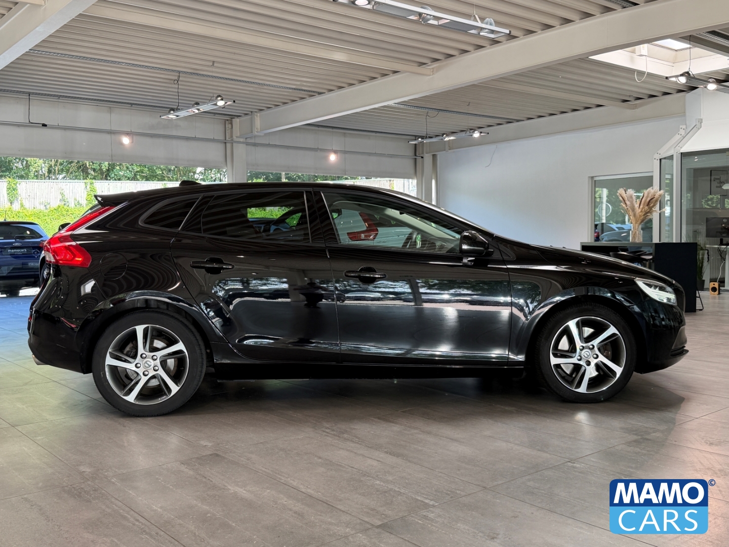 Fahrzeugabbildung Volvo V40 T3 Momentum AHK/SHZ/FSH/CAM/NAVI/LED/KLIMA