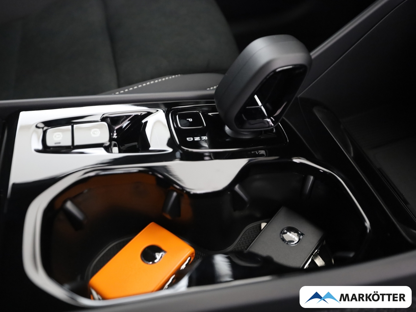 Fahrzeugabbildung Volvo XC40 Plus Black Edition 2WD B3 360°/LHZ/SHZ/BLIS