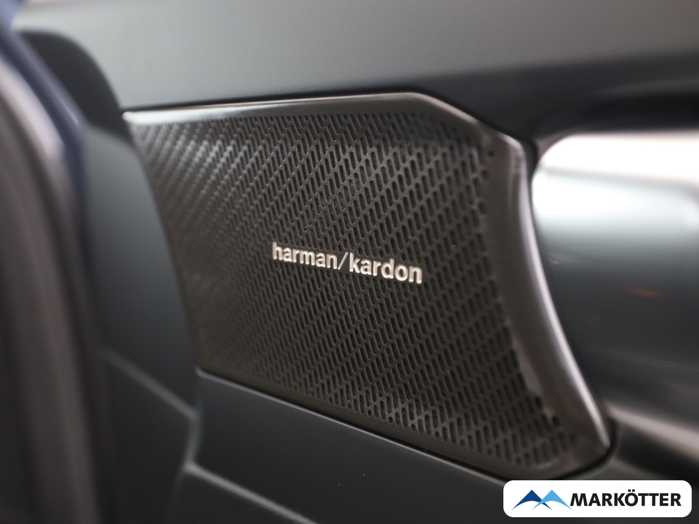 Fahrzeugabbildung Volvo XC40 Plus Black Edition 2WD B3 360°/LHZ/SHZ/BLIS