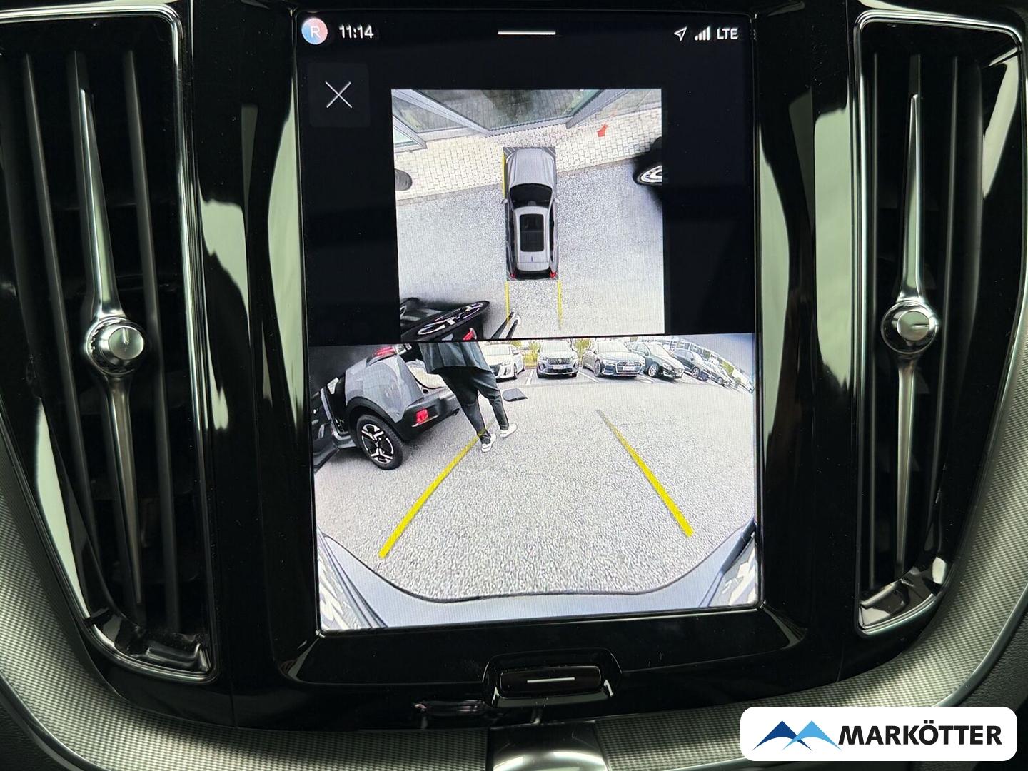 Fahrzeugabbildung Volvo XC60 Plus Black Edition Recharge Plug-In Hybrid AWD/SHZ/LRHZ/FSHZ/LED