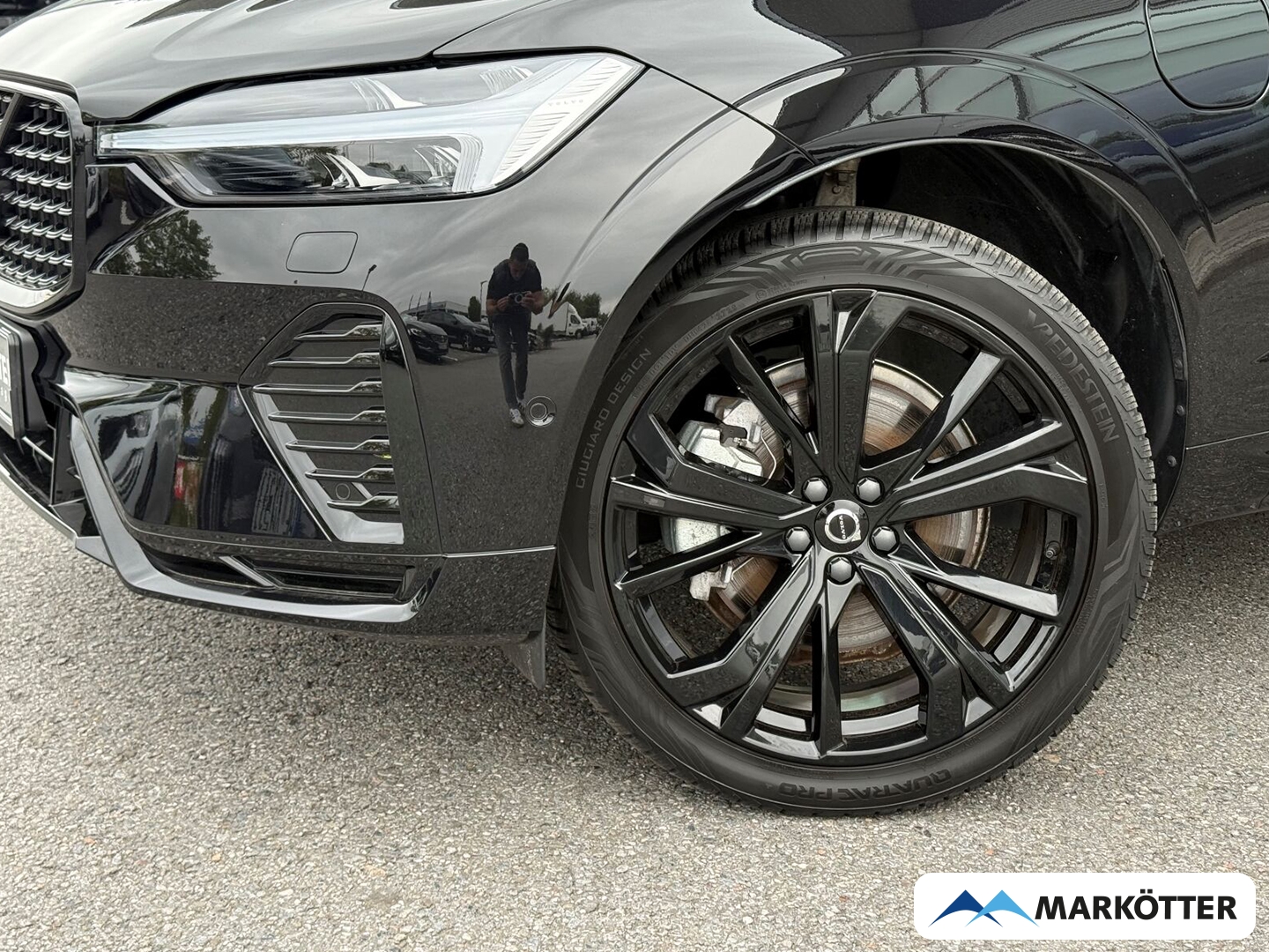 Fahrzeugabbildung Volvo XC60 Plus Black Edition Recharge Plug-In Hybrid AWD/SHZ/LRHZ/FSHZ/LED