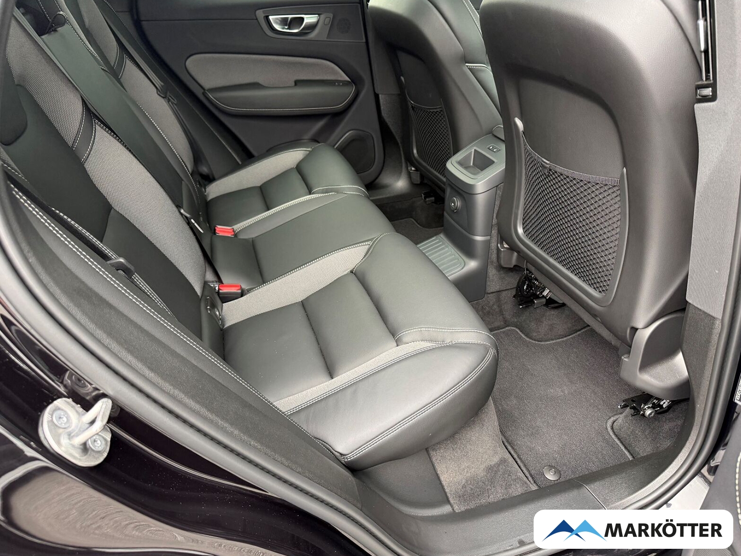 Fahrzeugabbildung Volvo XC60 Plus Black Edition Recharge Plug-In Hybrid AWD/SHZ/LRHZ/FSHZ/LED