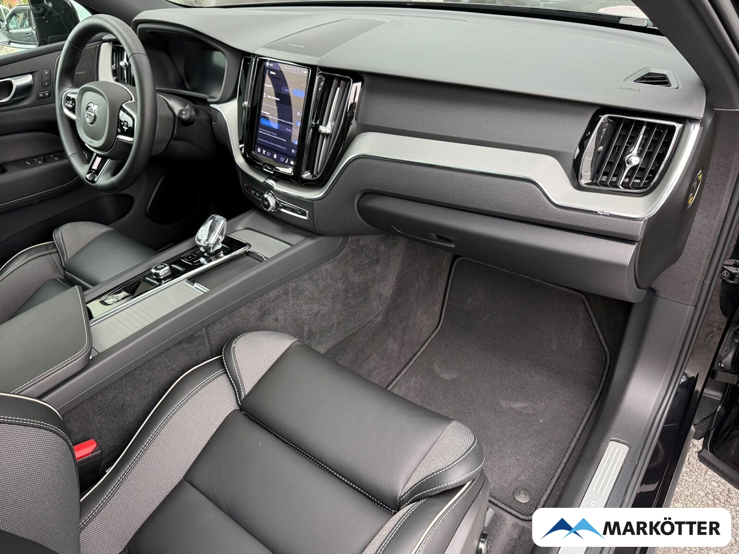 Fahrzeugabbildung Volvo XC60 Plus Black Edition Recharge Plug-In Hybrid AWD/SHZ/LRHZ/FSHZ/LED