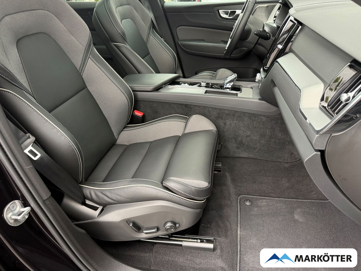 Fahrzeugabbildung Volvo XC60 Plus Black Edition Recharge Plug-In Hybrid AWD/SHZ/LRHZ/FSHZ/LED