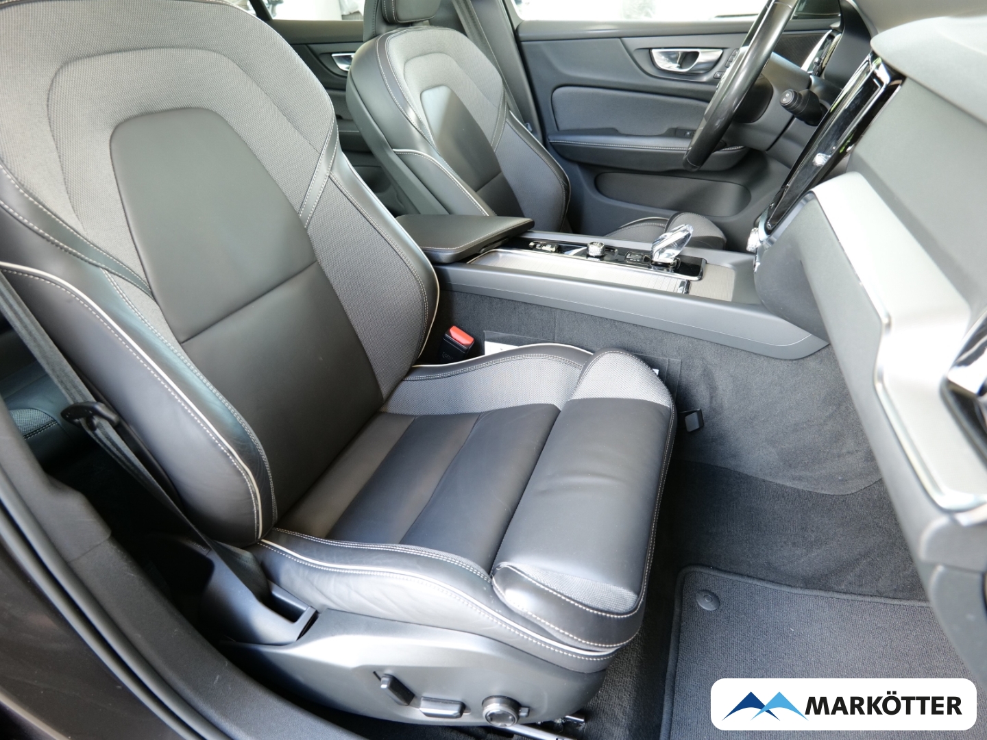 Fahrzeugabbildung Volvo V60 B4 Plus Bright AHK/PANO/CAM/Harman Kardon