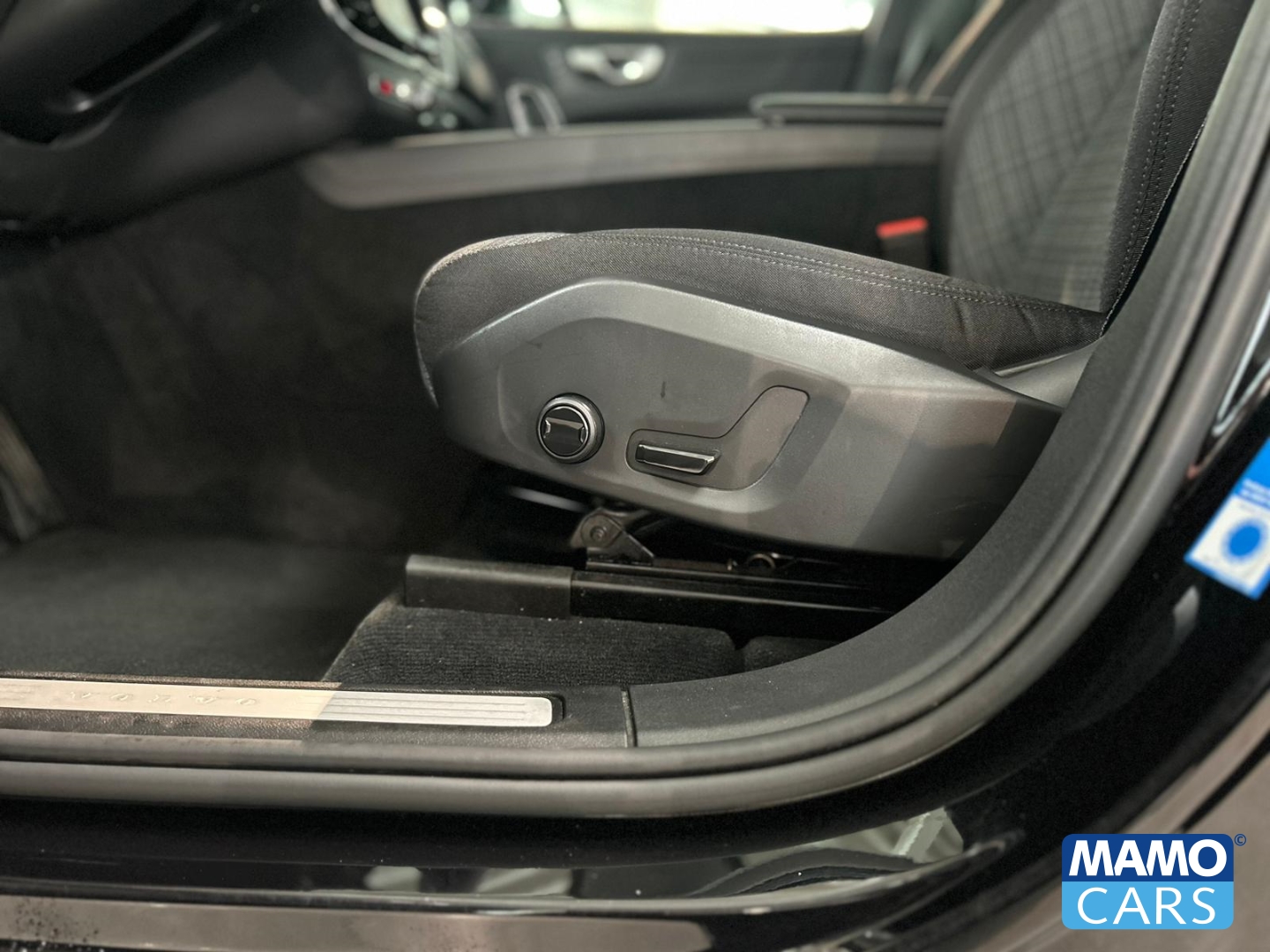 Fahrzeugabbildung Volvo XC60 B4 Core ACC/BLIS/CAM/GOOGLE/FSH/LHZ