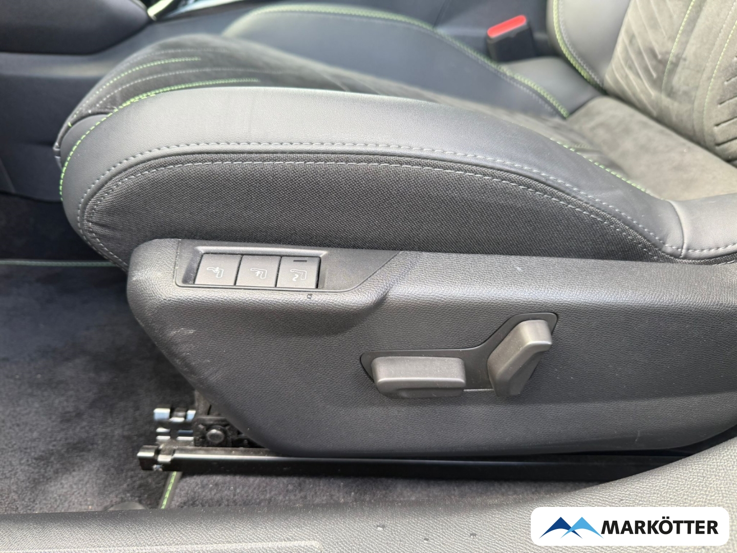 Fahrzeugabbildung Peugeot 2008 GT CAM/SHZ/LED/ALLWETTER/MASSAGE/ALCANTARA