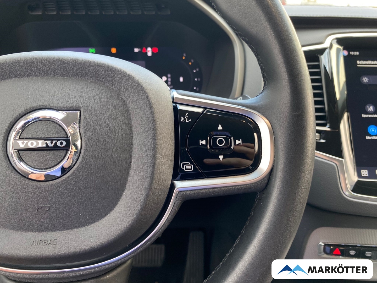 Fahrzeugabbildung Volvo XC90 B5 AWD Plus Bright 7-Sitzer ACC/BLIS/H&K