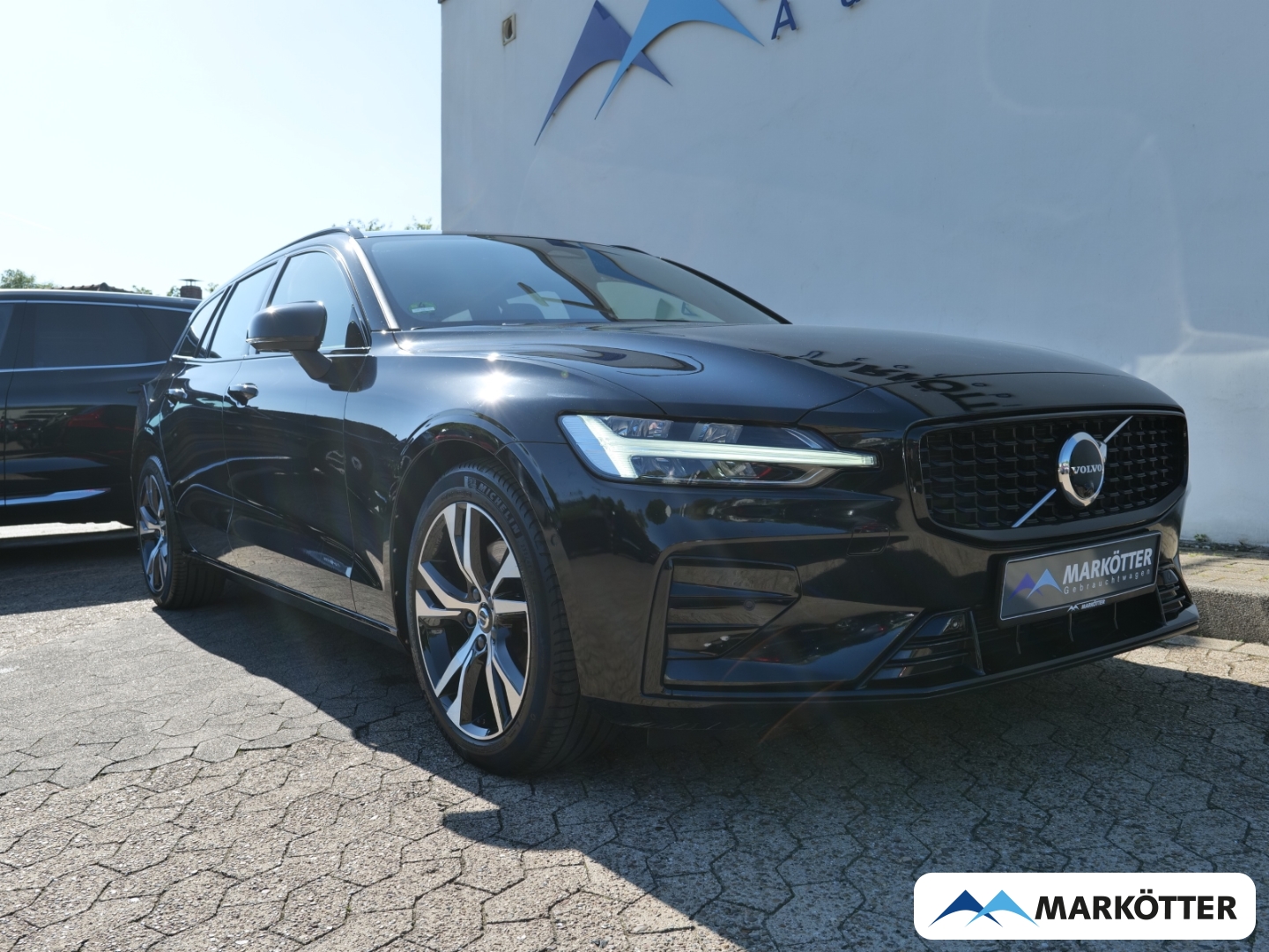Fahrzeugabbildung Volvo V60 B4 Plus Dark AHK/STHZ/BLIS/360CAM/Google